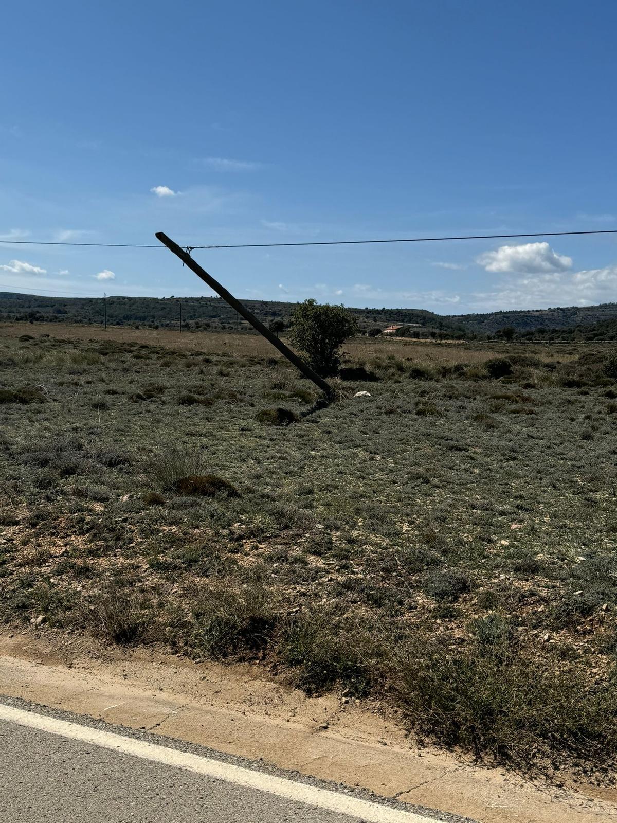 Otra imagen del poste de telefonía a punto de colapsar que afectaría a la línea de Castellfort.