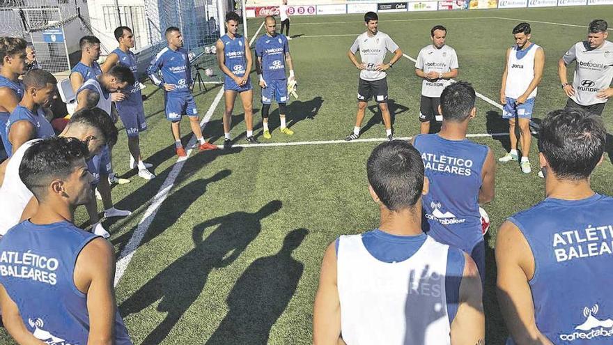 De la Morena da instrucciones a sus jugadores el pasado jueves.