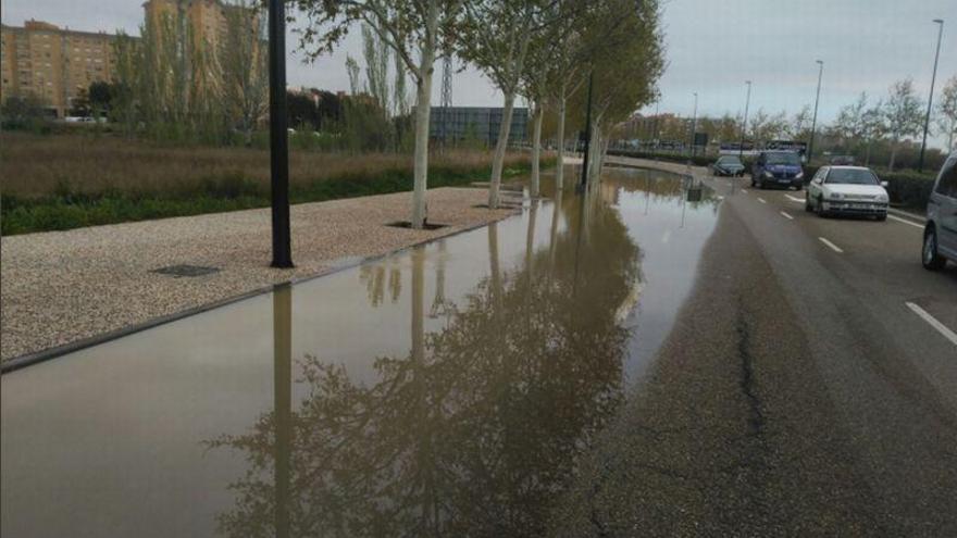 Cortado un carril de la Z-30 de acceso a Zaragoza por filtraciones