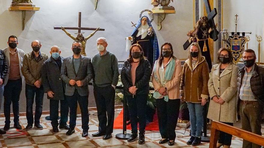 Las autoridades e integrantes de la Junta Central de Semana Santa de Vila-real han visitado los pasos de las cofradías y hermandades que se exponen en las parroquias de la ciudad.