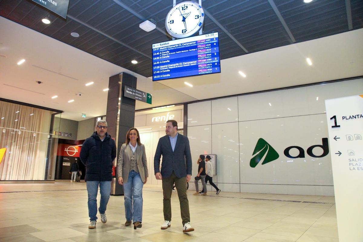Miguel Martín y Luisa Sánchez, en la estación de tren de Vigo.
