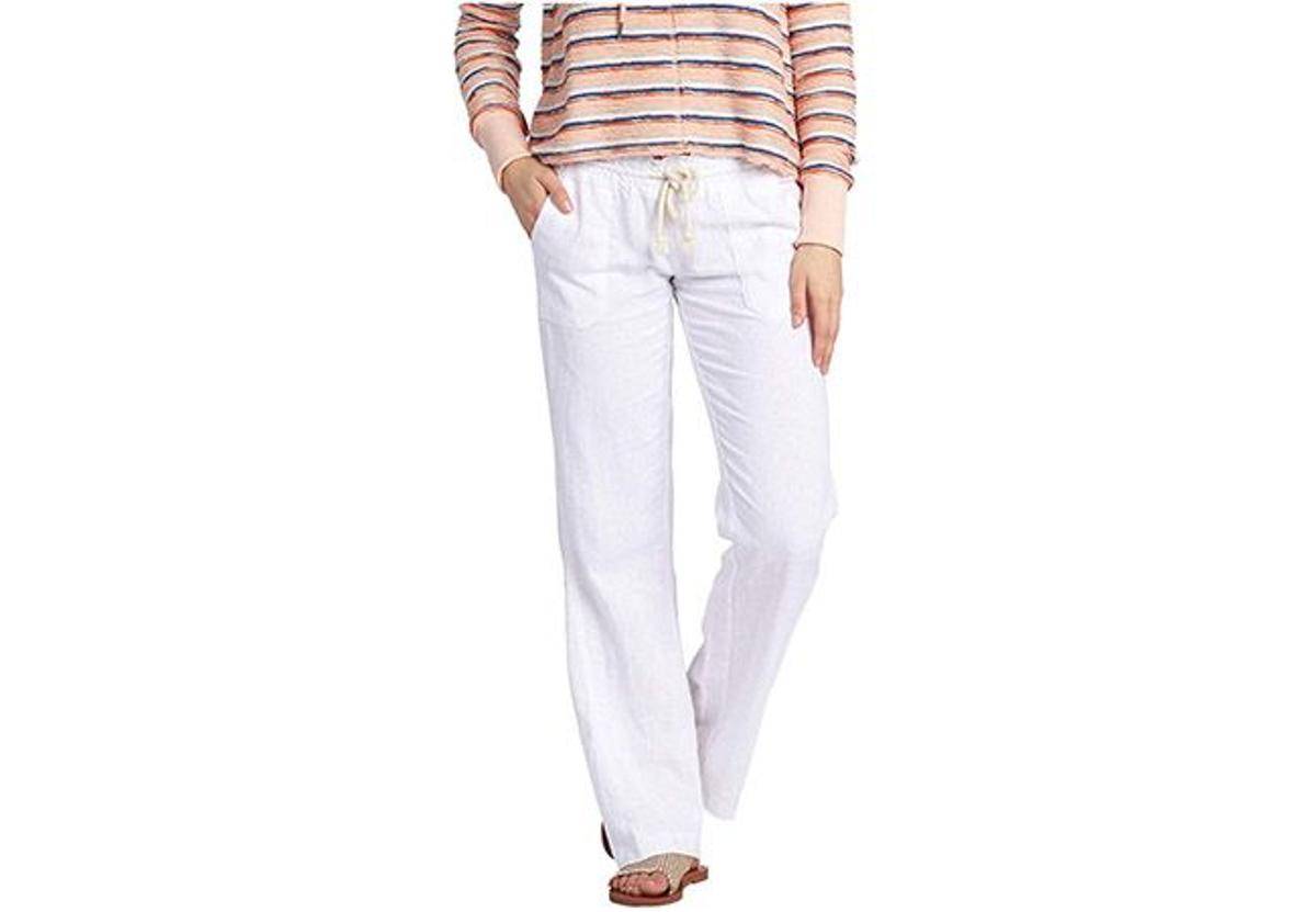Pantalones Roxy Oceanside blancos con camiseta a rayas y sandalias planas