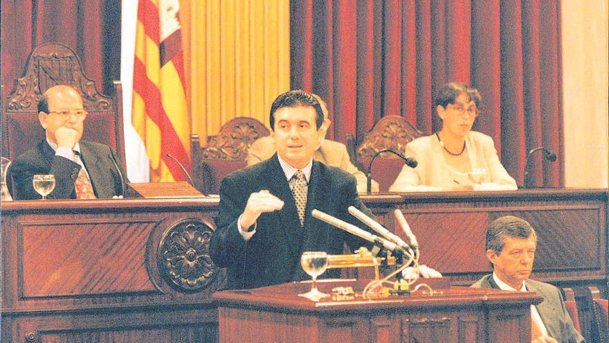 El PP no tenía que negociar la investidura en Baleares con un socio desde 1987