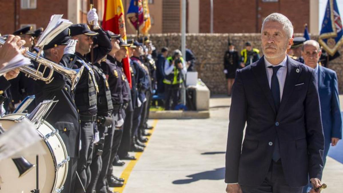 Fernando Grande-Marlaska, ministro del INterior, pasa revista a una formación de la Policía Nacional en Soria el pasado 4 de abril.