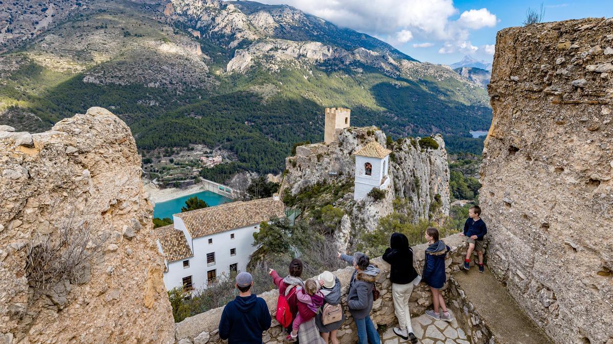 Turistas en el Castell de Guadalest.