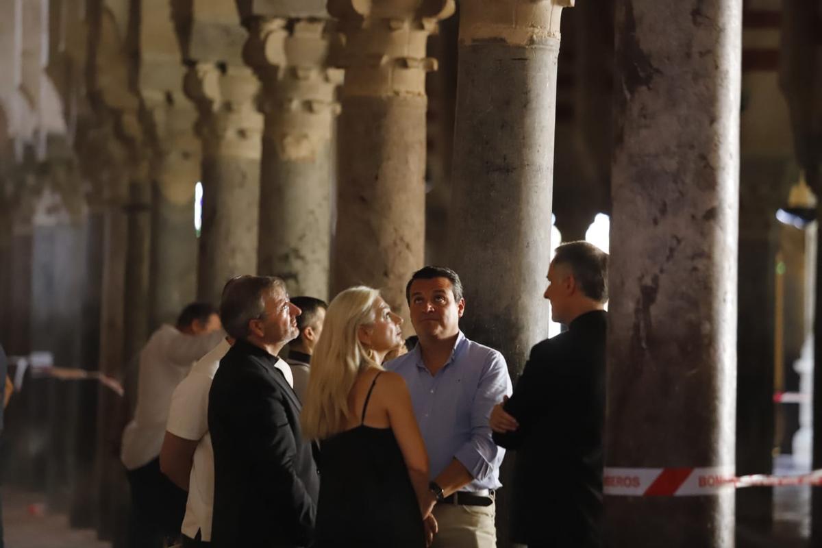 La consejera de Cultura, Patricia de Pozo, con el alcalde y miembros del Cabildo en el interior de la Mezquita Catedral de Córdoba, el sábado, tras elincendio.