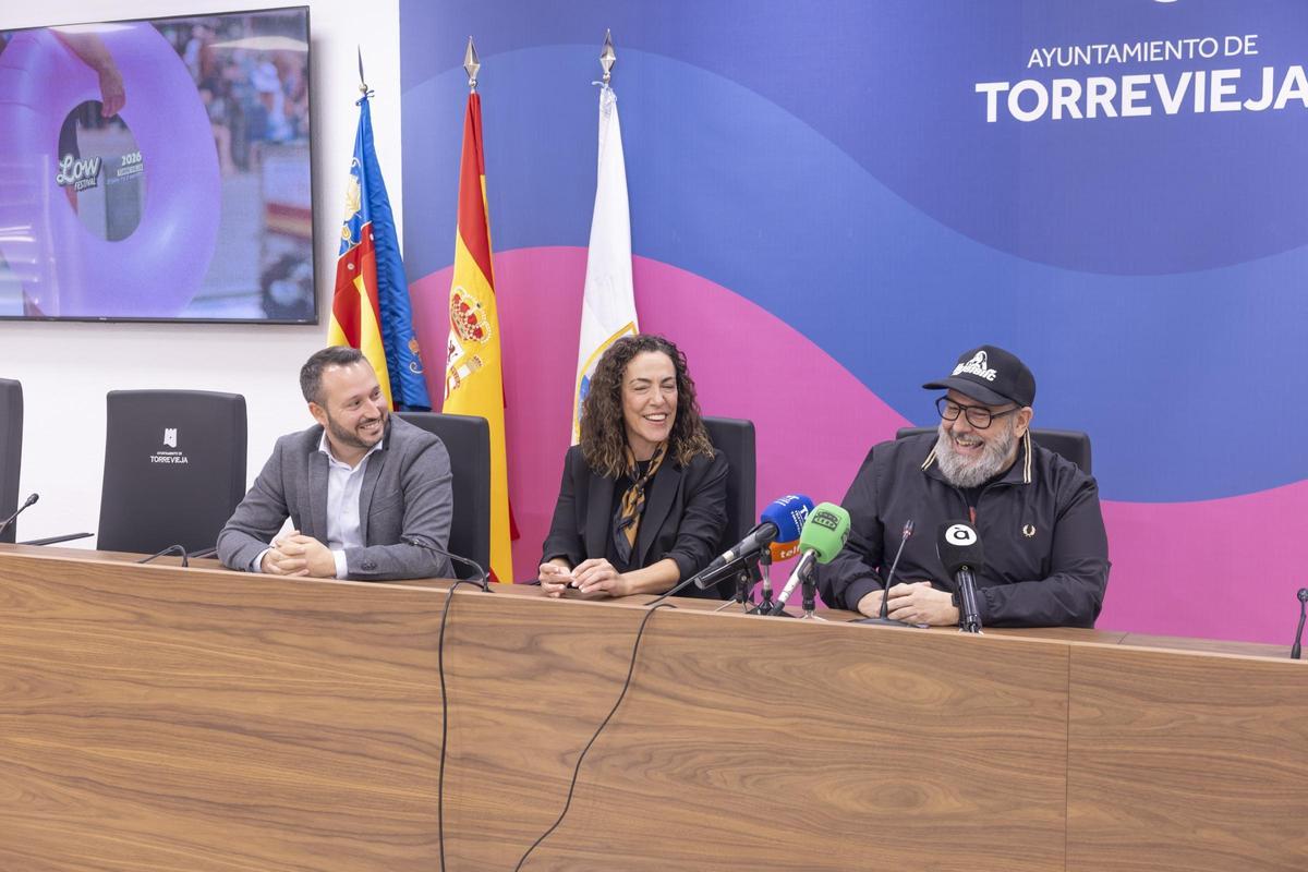 El concejal de Contratación y Juventud, Domingo Paredes, la concejala de Turismo, Rosario Martínez Chazarra y el gerente de Promociones Baltimore, José Piñero