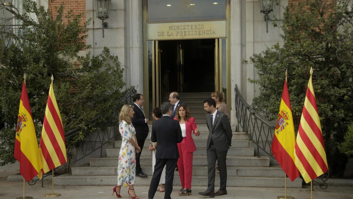 Els consellers i ministres Joan Ignasi Elena, Isabel Rodríguez, Félix Bolaños, Laura Vilagrà, Miquel Iceta, Natàlia Garriga, Yolanda Díaz i Roger Torrent, saludant-se i parlant abans de la reunió de la taula de diàleg a la Moncloa