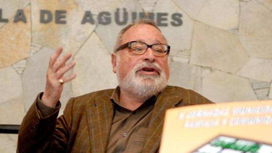 Fernando Savater ayer en el salón de plenos del Ayuntamiento de Agüimes. i SANTI BLANCO