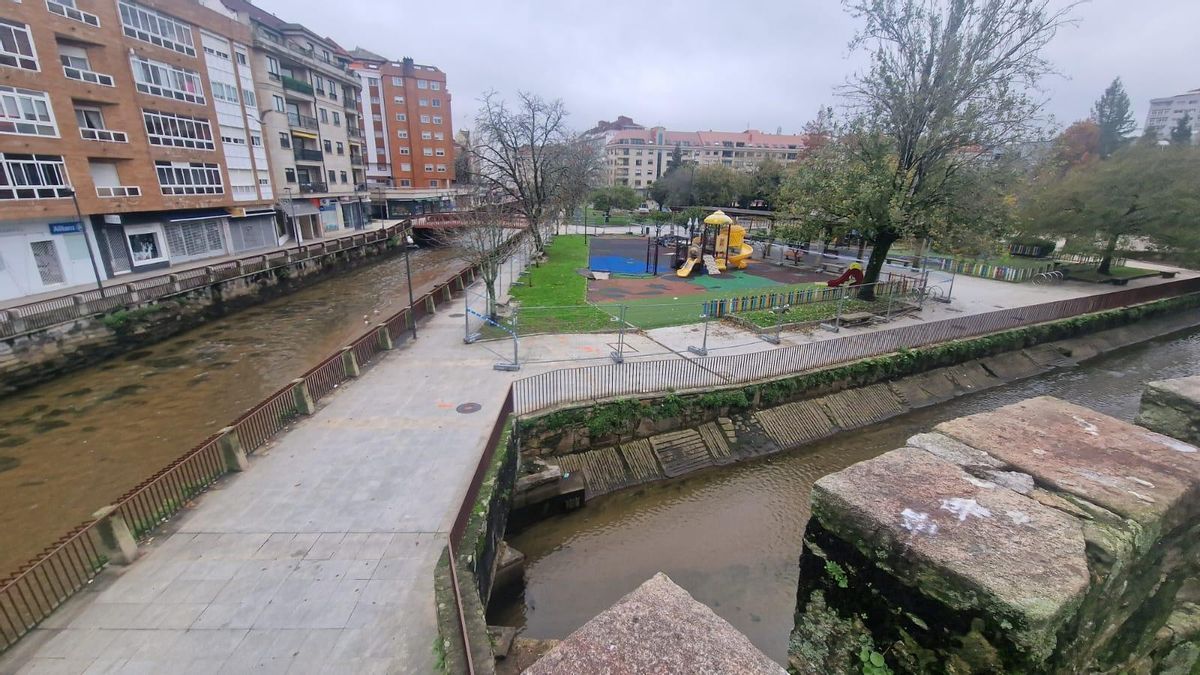 La parte del parque infantil cerrada por las obras.