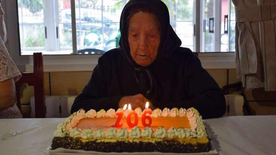 Pascuala Bermúdez sopla las velas de su tarta de cumpleaños.