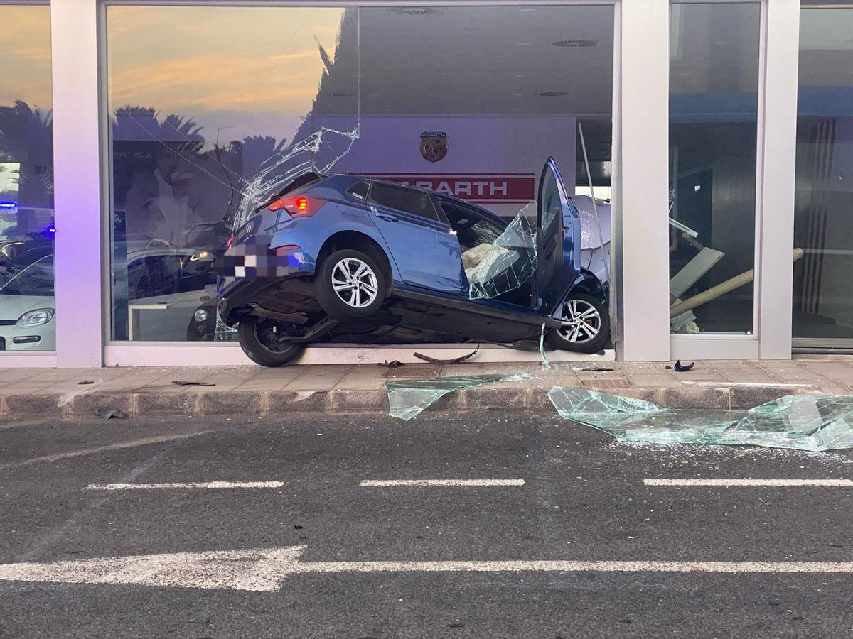 Un coche se empotra contra un concesionario de vehículos en la zona industrial de Playa Honda, en el municipio de San Bartolomé.