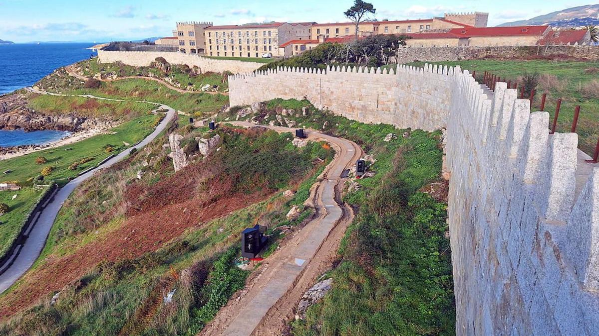 La senda de tierra entre los focos ha transformado el paisaje exterior de la muralla.
