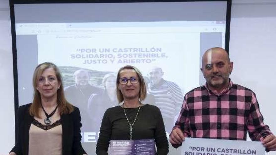 Eva Menéndez, entre Enrique Gallego, número dos de la lista, y Belén Rodríguez, número tres, ayer, en el Valey.