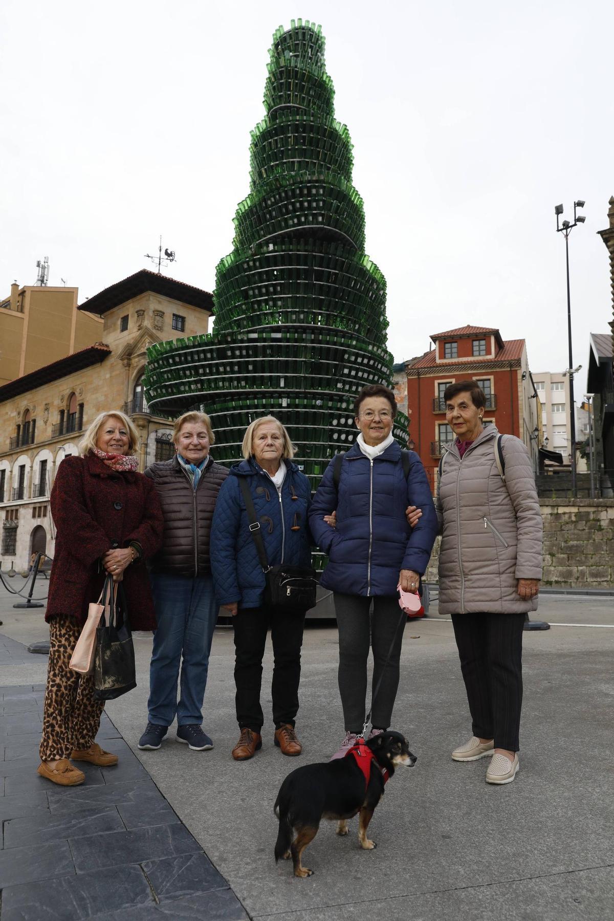 Por la izquierda, Marigel Laruelo, María Antonia Garcinuño, Cari Castro, María Jesús Fernández y Mari Carmen Pardo, con la perra "Kira", ante el "Árbol de la Sidra" de Gijón. | Juan Plaza