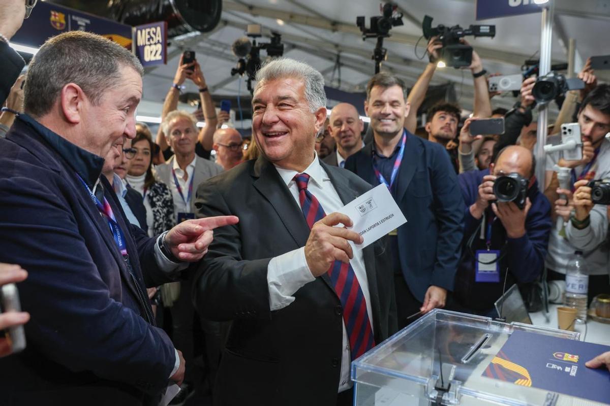 Joan Laporta en el momento de ejercer su derecho al voto en las elecciones a la presidencia del Barça