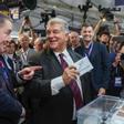 Joan Laporta en el momento de ejercer su derecho al voto en las elecciones a la presidencia del Barça