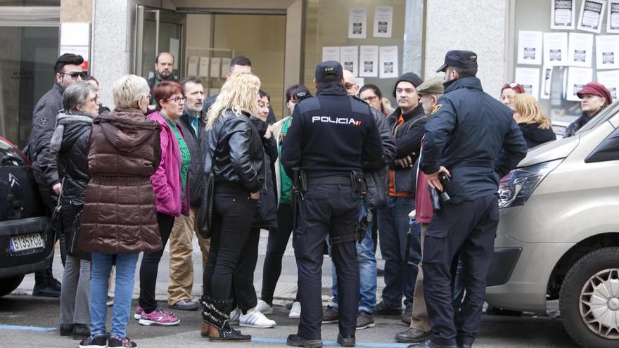 Paralizan el desahucio de una familia en Xàtiva