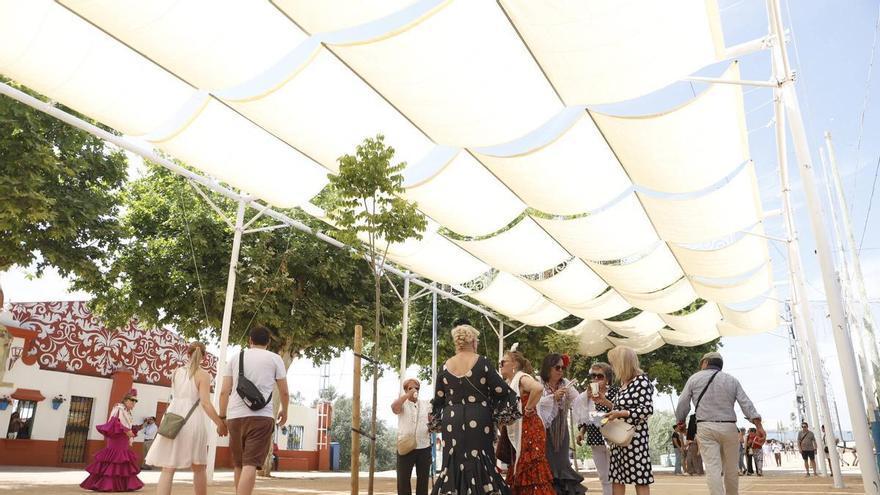 Los toldos de la Feria alivian el calor e impulsan a las casetas
