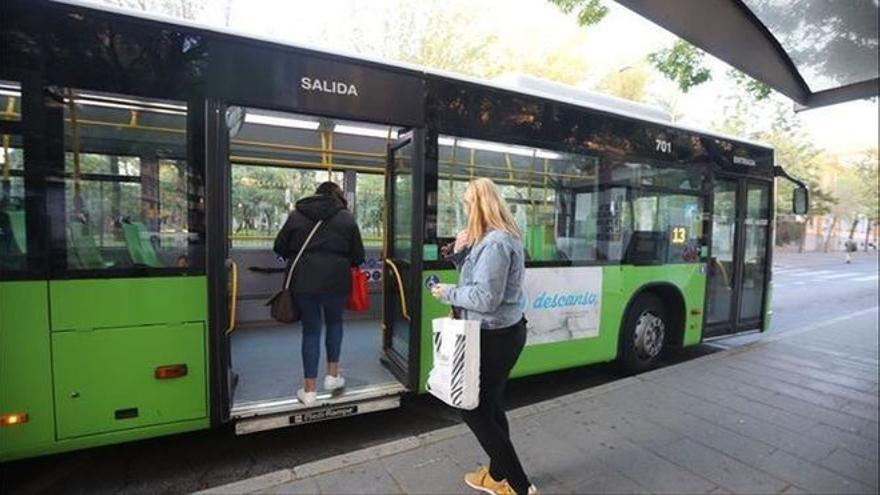 Varios pasajeros suben al autobús de Aucorsa.