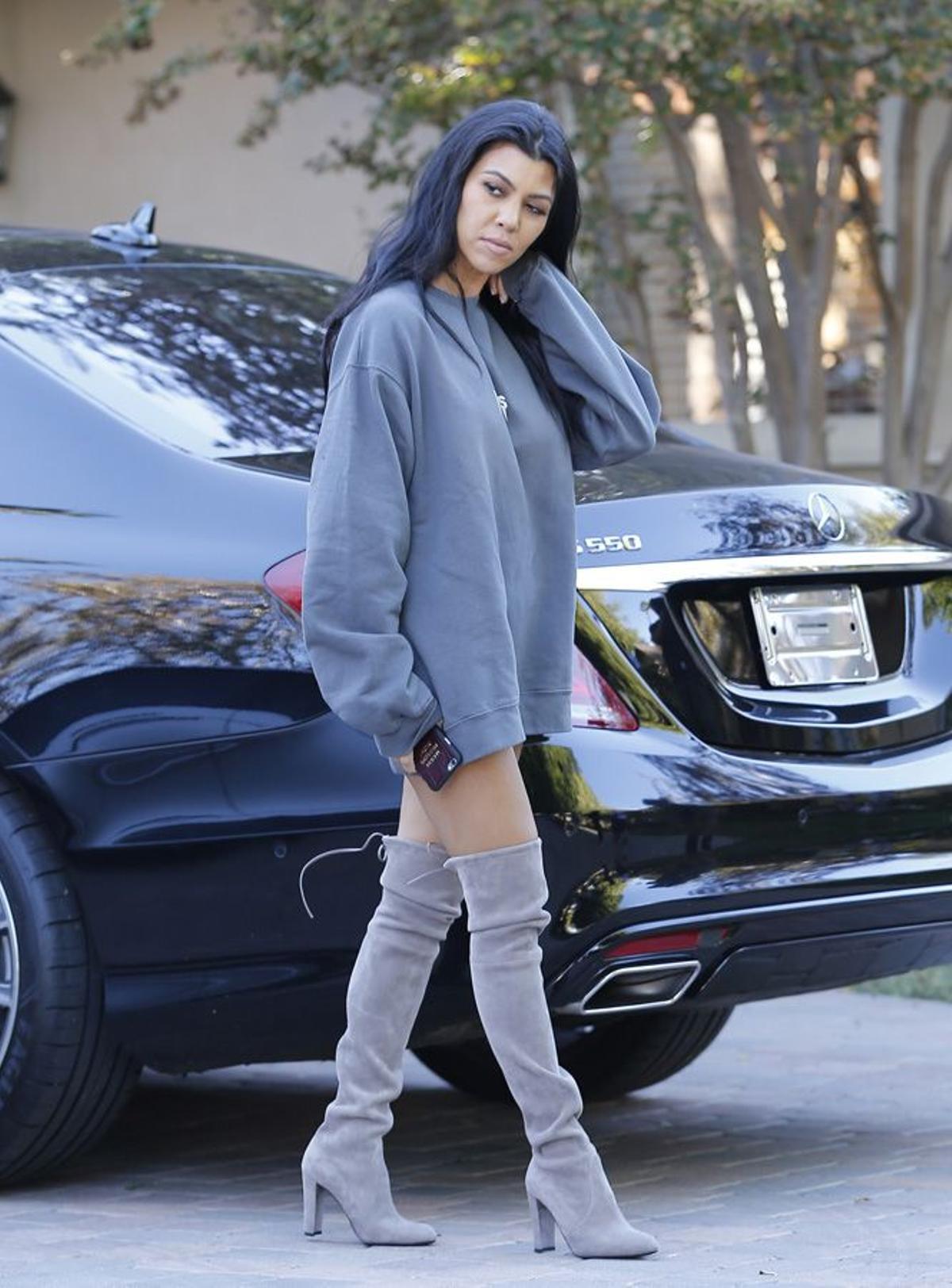Kourtney Kardashian con las botas de Stuart Weitzman