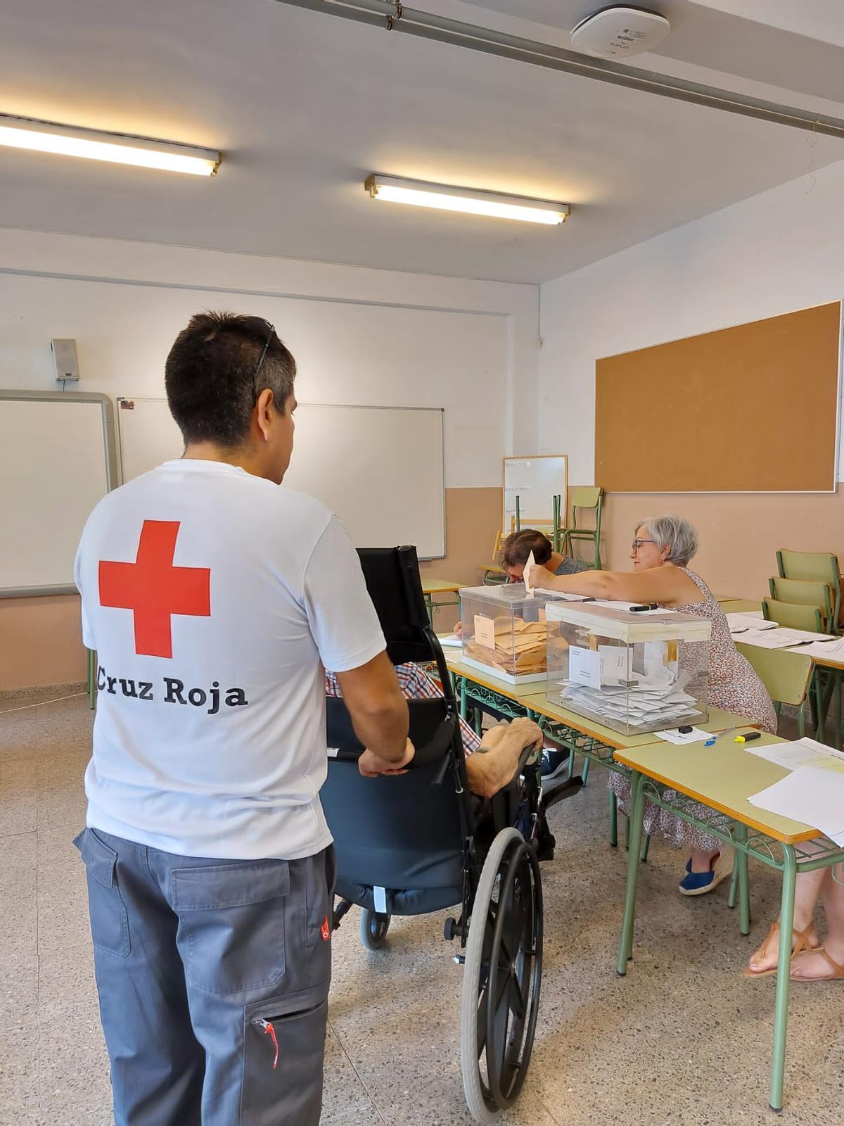 Cruz Roja ha desplazado a personas con problemas de movilidad a votar