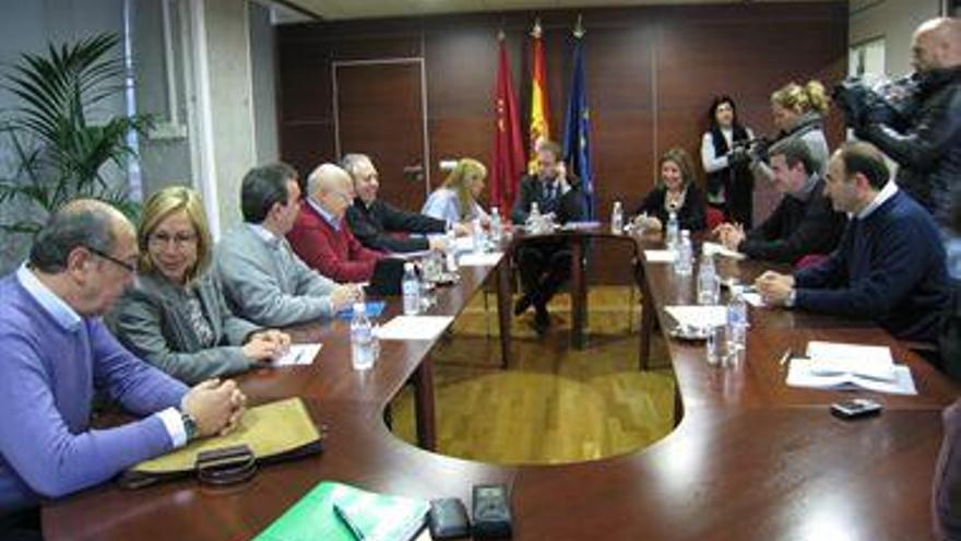 Representantes del Gobierno regional y sindicatos en la reunión de hoy