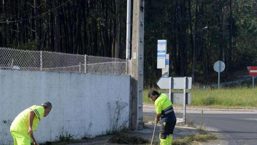 Operarios de la Diputación limpiando el vial. // Noé Parga