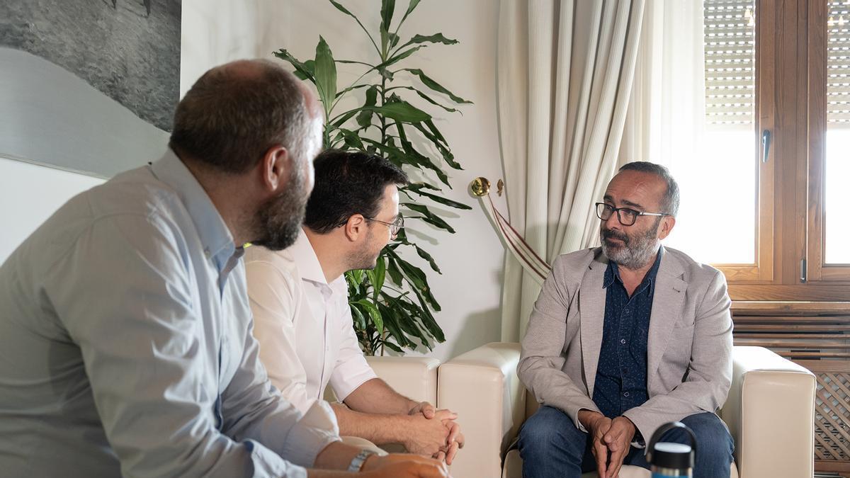 Miguel Ángel Morales, presidente de la Diputación de Cáceres, en la reunión con representantes del Ciiae y la UEx.