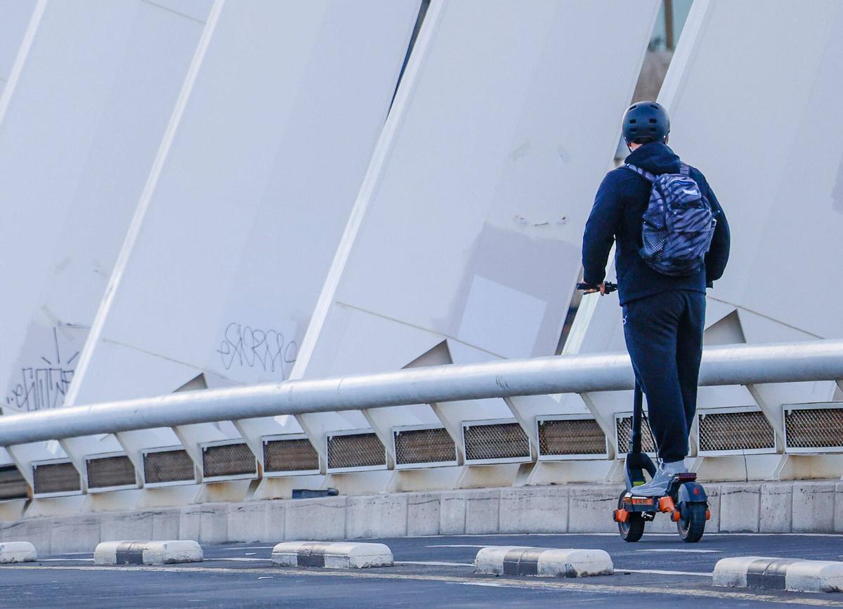 Un vecino de València circula con su patinete.