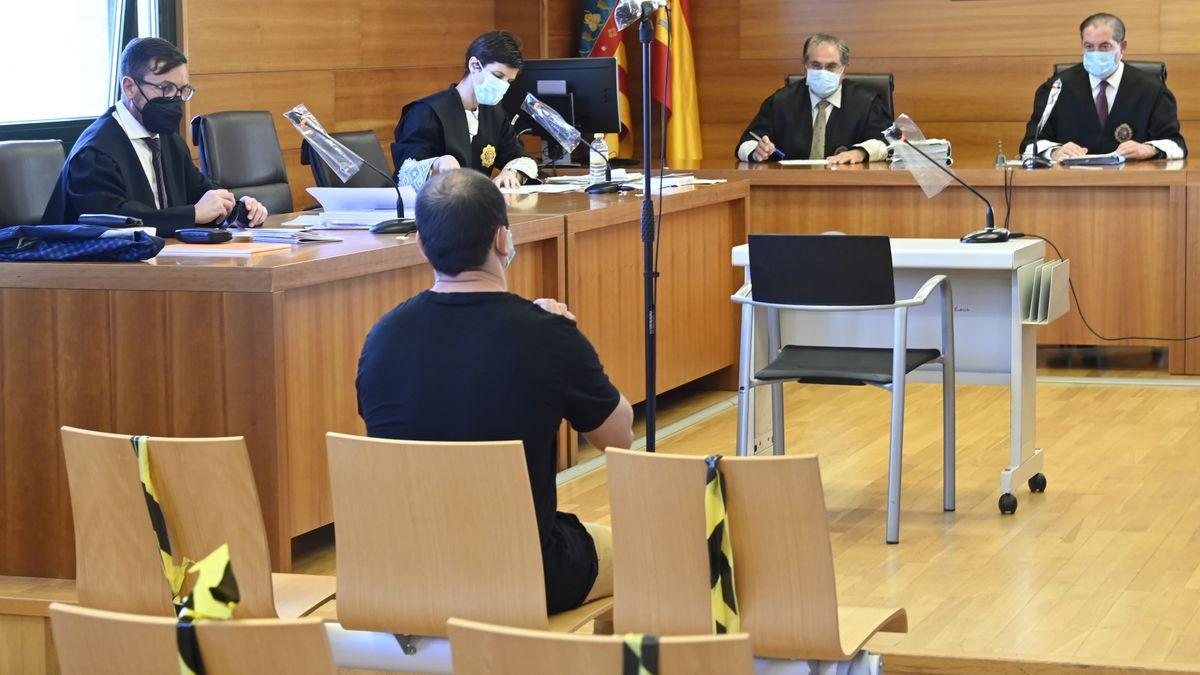 Imagen del ya condenado, vecino del Puerto de Sagunto, sentado en el banquillo de la Audiencia Provincial.