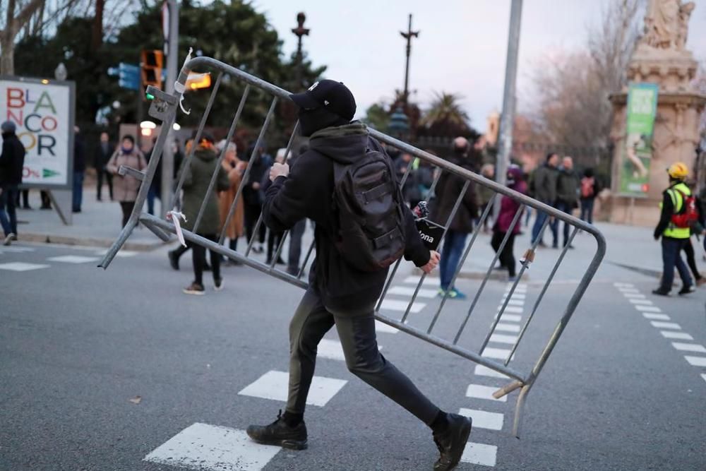 Protestes i tensió a l'exterior del Parlament de Catalunya