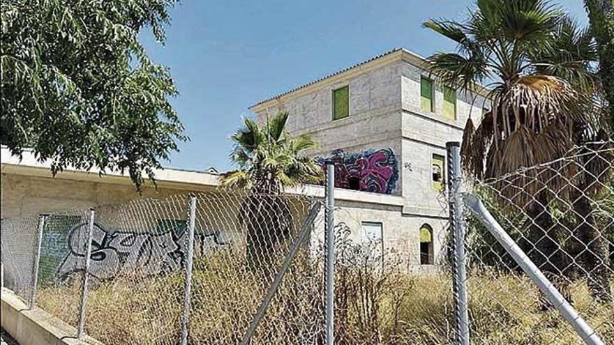 Acceso al jardín de Son Ametler con el cerramiento roto.