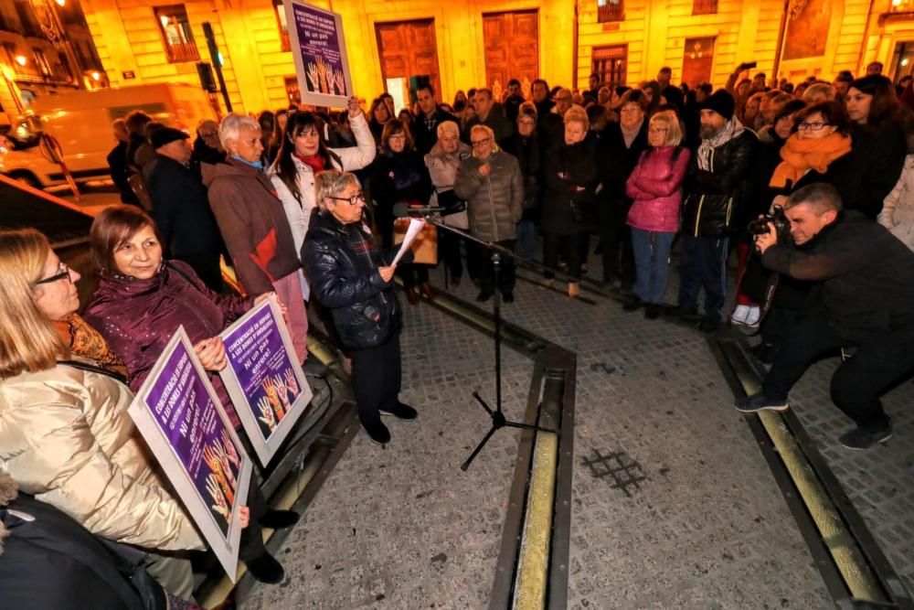 Más de 300 personas en la plaza de España de Alcoy