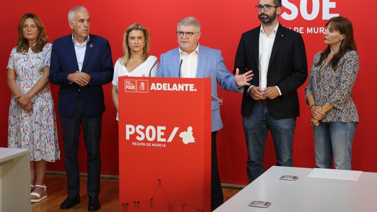 Pepe Vélez y otros miembros del PSOE, en rueda de prensa.