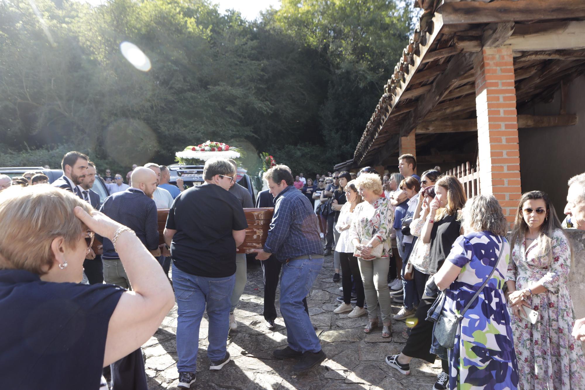 En imágenes: funeral por Juanjo Fernández, fallecido tras chocar con un "kamikaze"