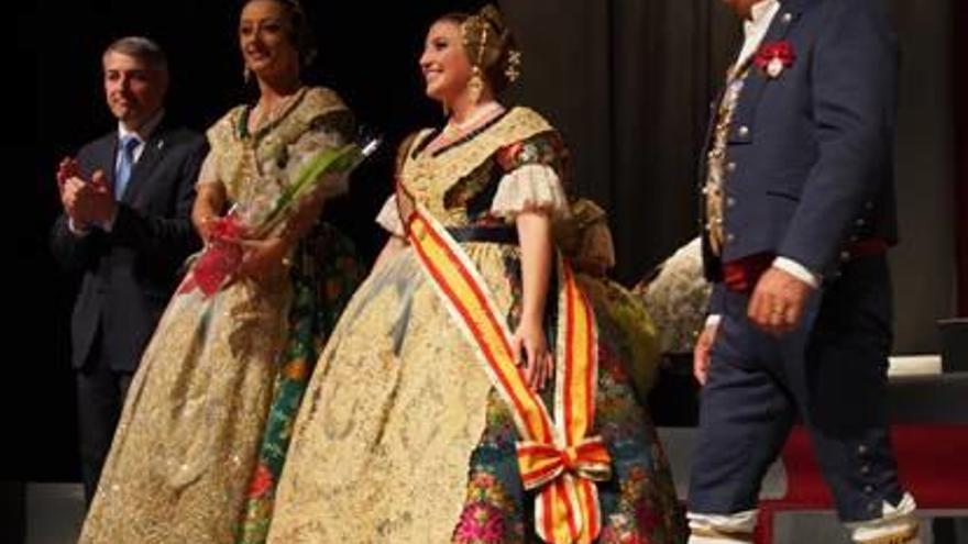 Mireia Burgos y la Fallera Mayor de València, Rocío Gil. A la derecha, junto al alcalde, en el baile.