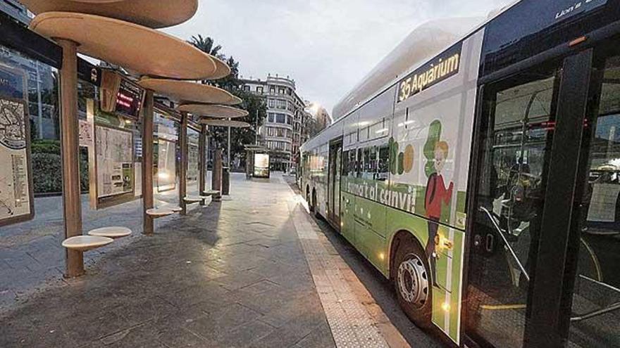 Paradas y buses vacíos, la estampa habitual estos días.