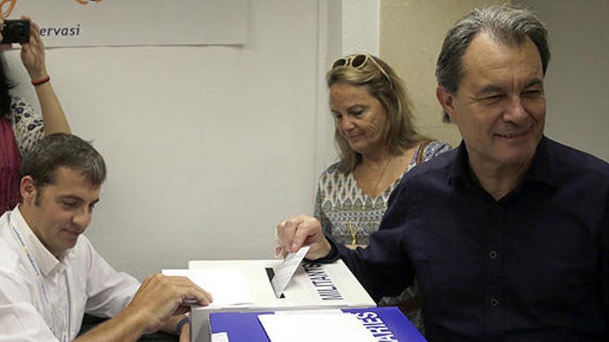 Artur Mas vota en la consulta de CDC.