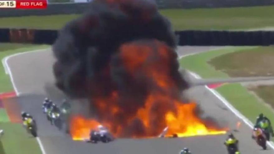 Brutal explosión e incendio en plena pista en la carrera del CEV Moto2 en Motorland Aragón