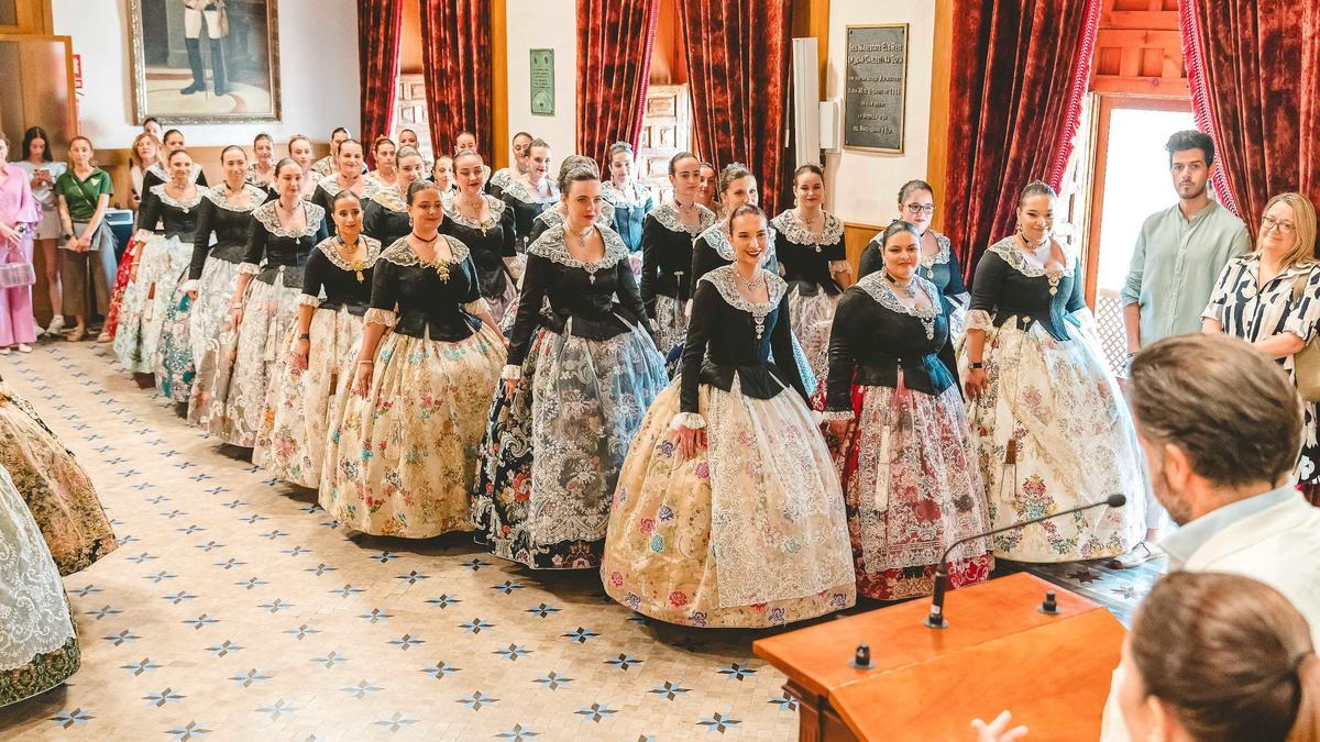 Candidatas a Reina Mayor de las Fiestas de Elche 2025 durante la recepción municipal