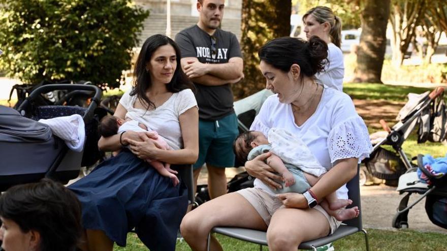 Dos mujeres amamantando a sus bebés en la reunión celebrada ayer.   | // RAFA VÁZQUEZ