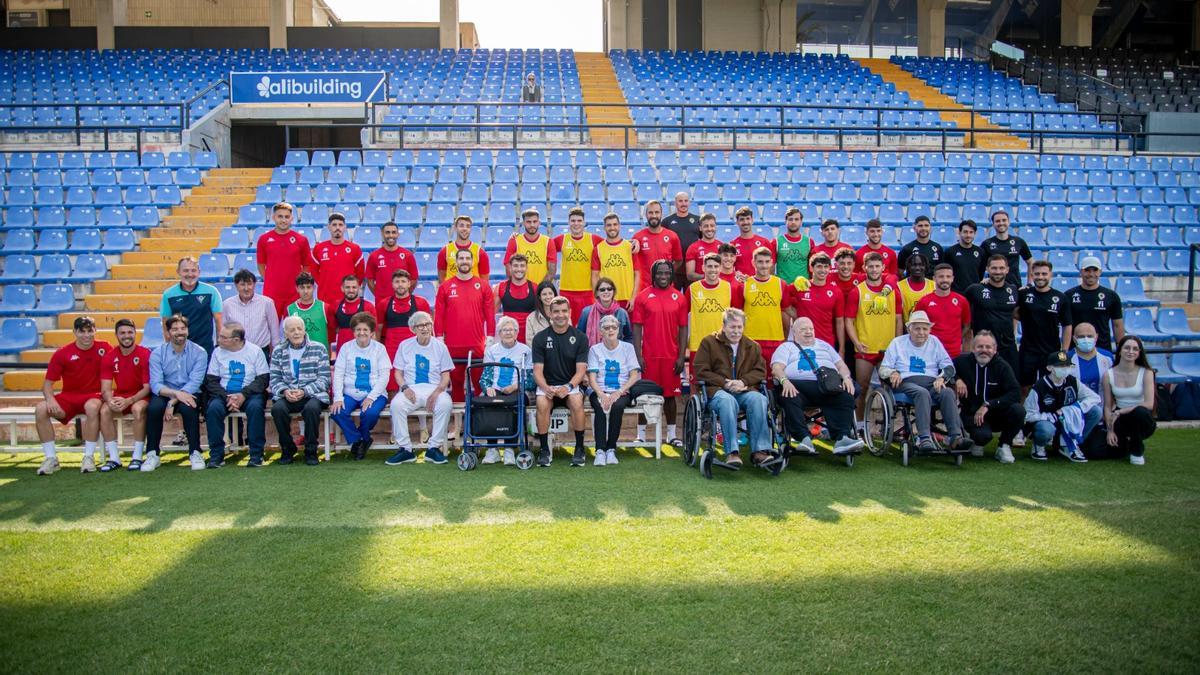 Jugadores y residentes posan tras el entrenamiento.