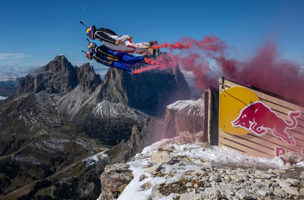 Los participantes en el Red Bull Ultimate Aerial Obstacle Course, lanzados en catapulta.