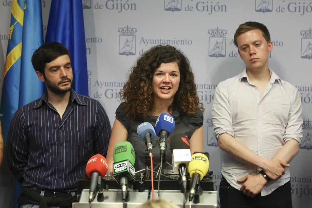 Owen Jones acompañado por los miembros de Podemos en Gijón