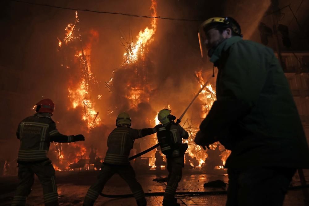 La Nit de la Cremà pone fin a las Fallas 2018