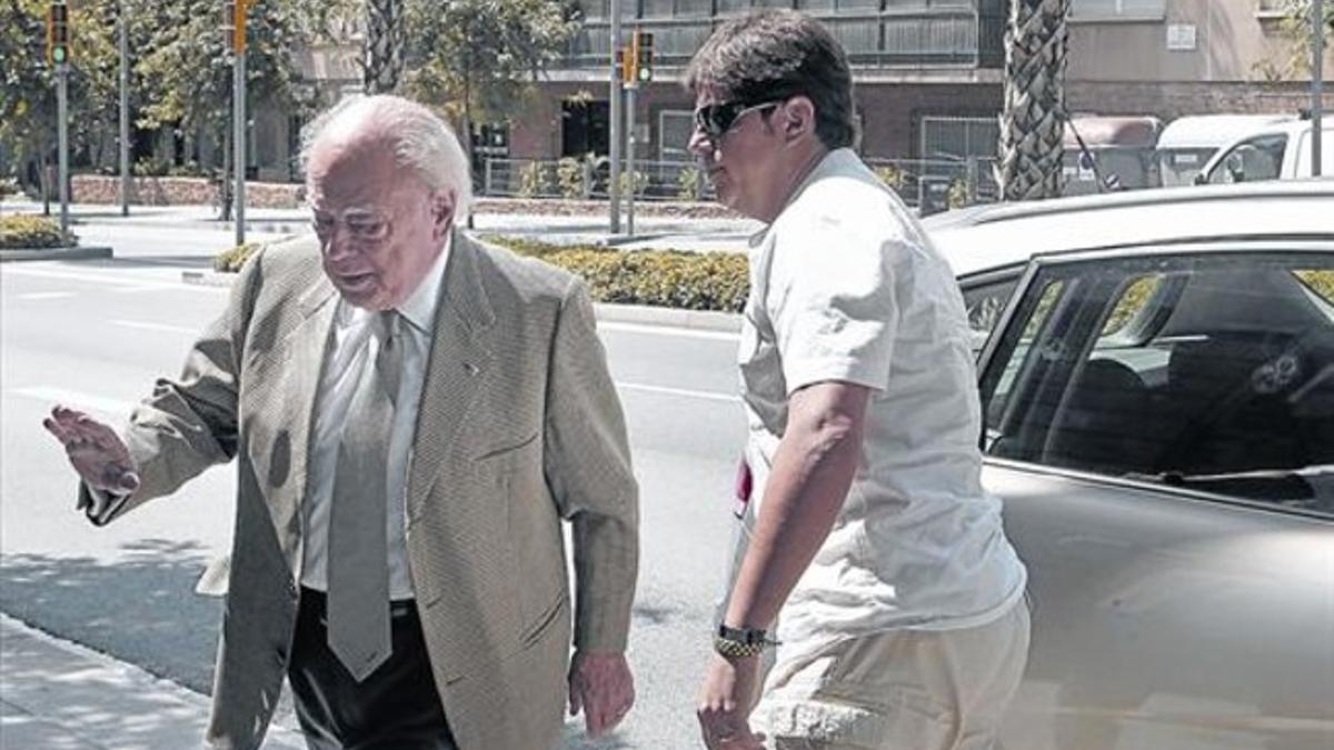 Jordi Pujol, a su llegada ayer a su domicilio en Barcelona tras disfrutar de unas vacaciones en su residencia veraniega de Queralbs.