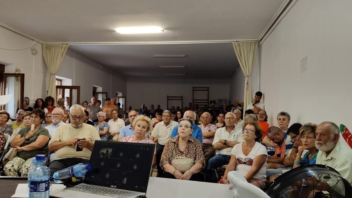 Vecinos asistentes a la charla convocada por las plataformas vecinales en Pobladura del Valle.