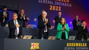 Joan Laporta, con la mano en el pecho y en primer plano, junto a otros directivos del Barça