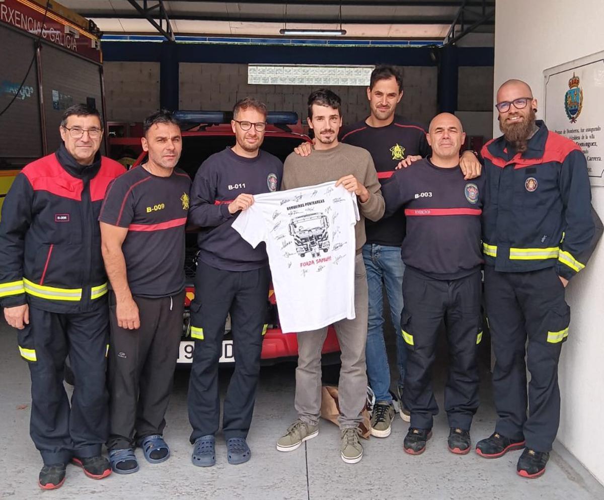 En el centro, Samuel, visitando a sus compañeros tras recibir el alta, ayer. | D.P.